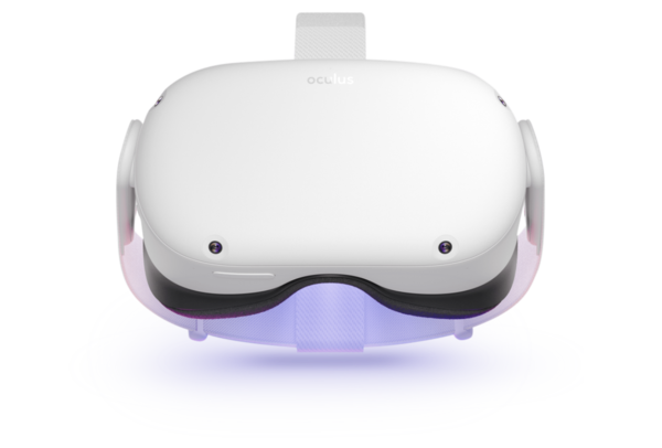 Frontalansicht eines weißen VR-Headsets vor weißem Hintergrund. Das Headset wird durch seinen eigenen Bildschirm leicht bläulich beleuchtet.